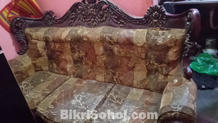 আসসালামু আলাইকুম একটি উন্নত মানের সোফা বিক্রি হবে।